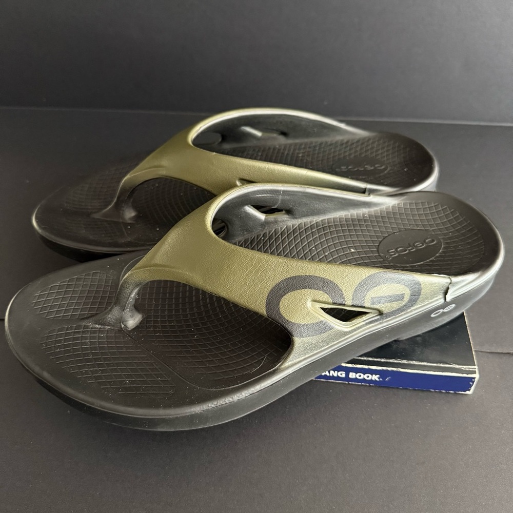 OOFOS Black and Olive Sandals/ Flops